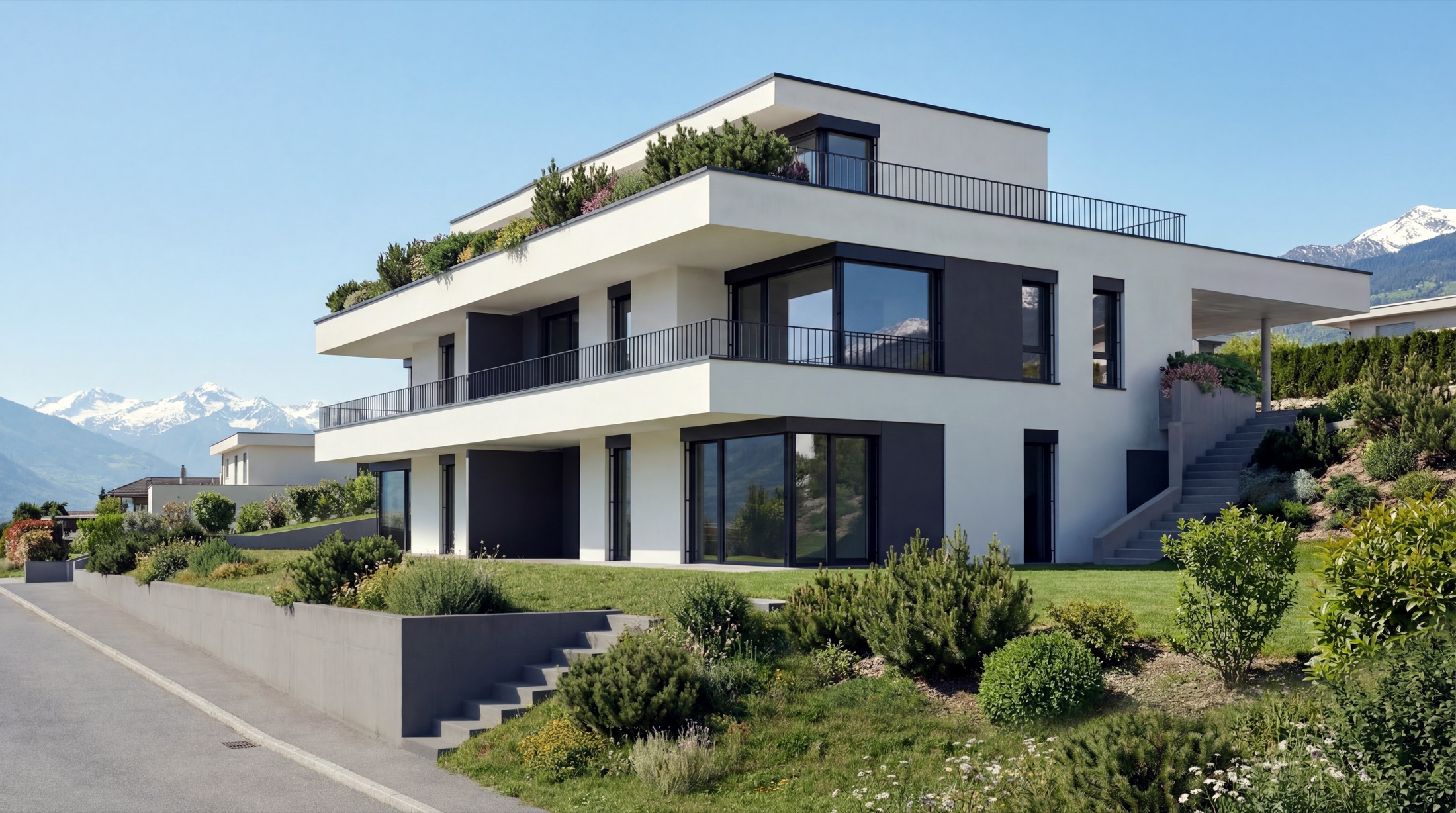 Maison contemporaine blanche aux lignes horizontales dans un jardin alpin